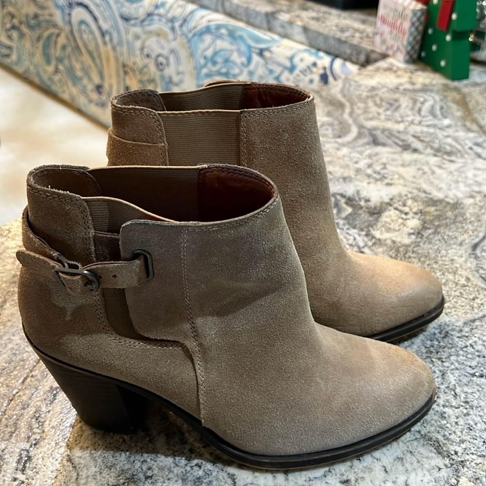 WINTER SALE Lucky Brand tan boots - Picture 1 of 4